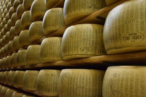 Italië plaatst trackers in korst Parmigiano Reggiano tegen fraude