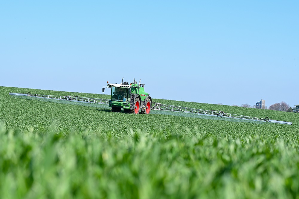 Fendt Rogator 655 maakt spuituren in Limburgse heuvels