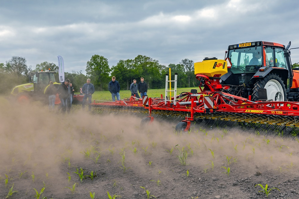 Melkveehouder Albert Jan Knijp laat tijdens de demo ‘mechanisch onkruidbeheer in mais’ twee machines zien waar hij goede ervaringen mee heeft. We zien hier de APV SV 1200 M1 wiedeg. duurzame maisteelt
